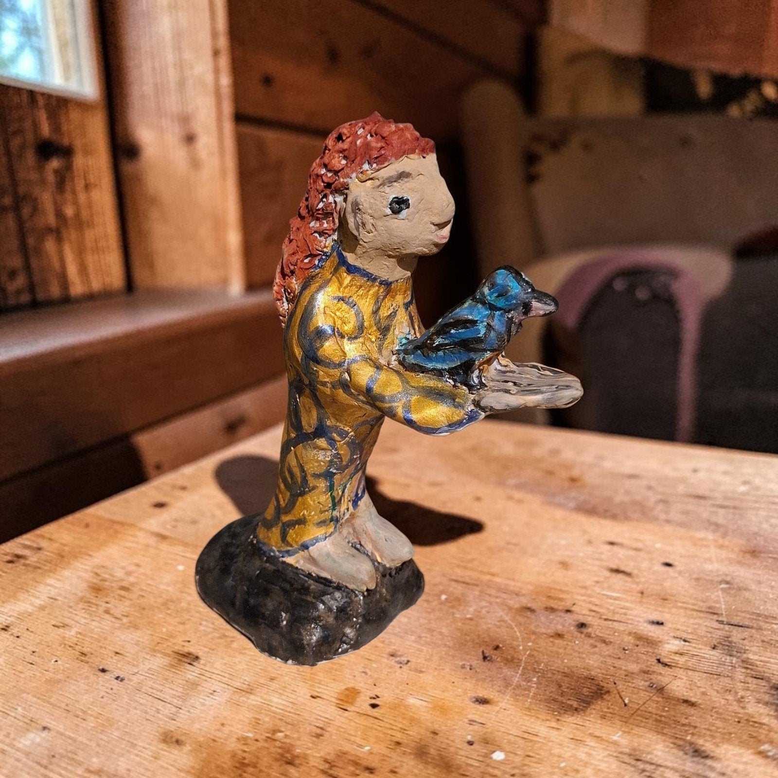 Handgemaakt beeldje van vrouw met vogel, Ophalen of Verzenden