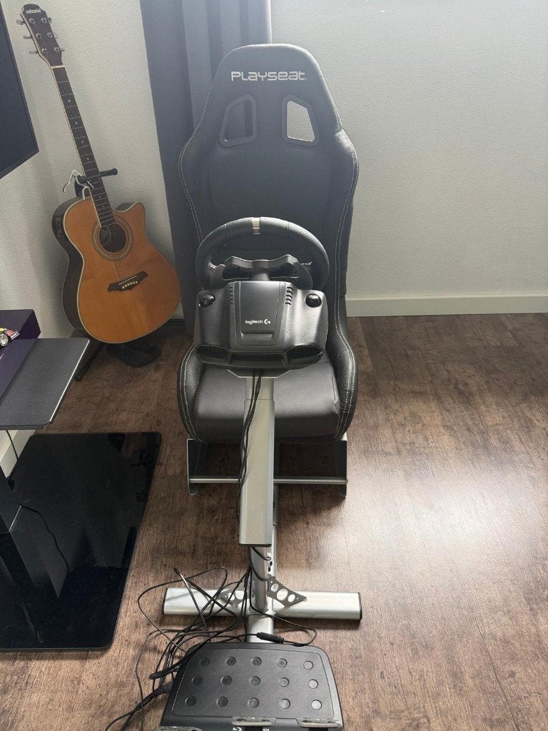 Playseat racestoel + Pendalen & Stuur, Ophalen, Racestoel, Zo goed als nieuw, Verstelbaar