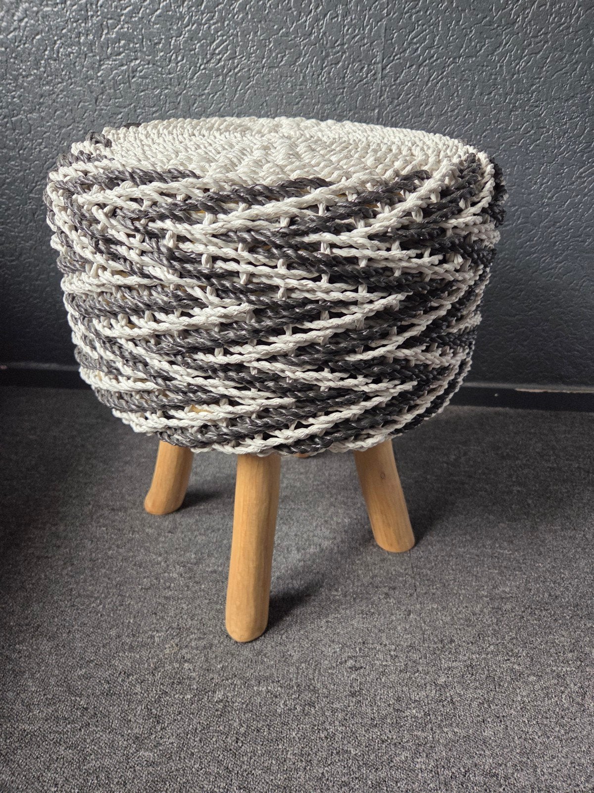 Leuk gevlochten krukje - Hoogte 45 cm, Ophalen of Verzenden, Zo goed als nieuw, Overige materialen