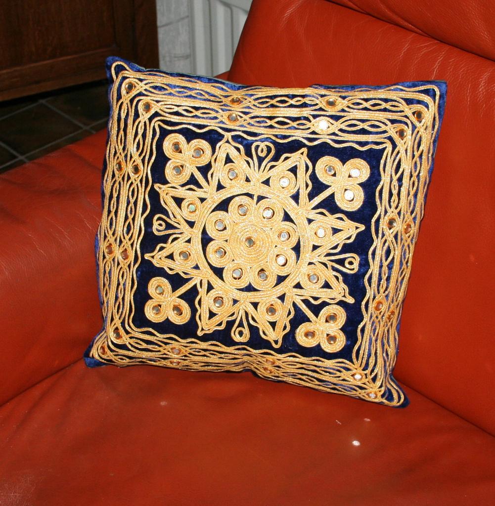 Twee Fluweel kussens met goudbrokaat borduring, Ophalen of Verzenden, Zo goed als nieuw, Blauw, Vierkant