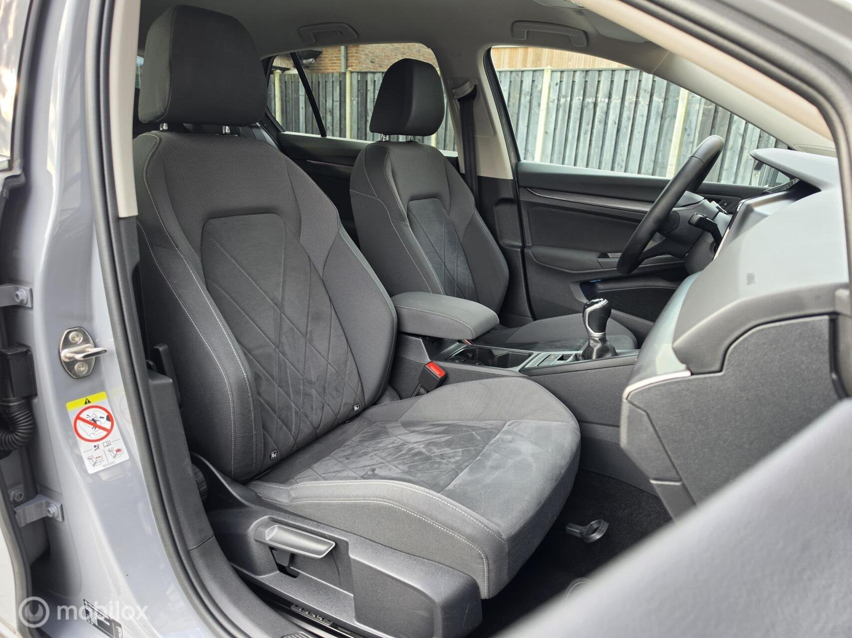 VOLKSWAGEN GOLF 1.5 TSI STYLE CARPLAY CAMERA ACC MASSAGE, Auto's, Voorwielaandrijving, Stof, Euro 6, 4 cilinders