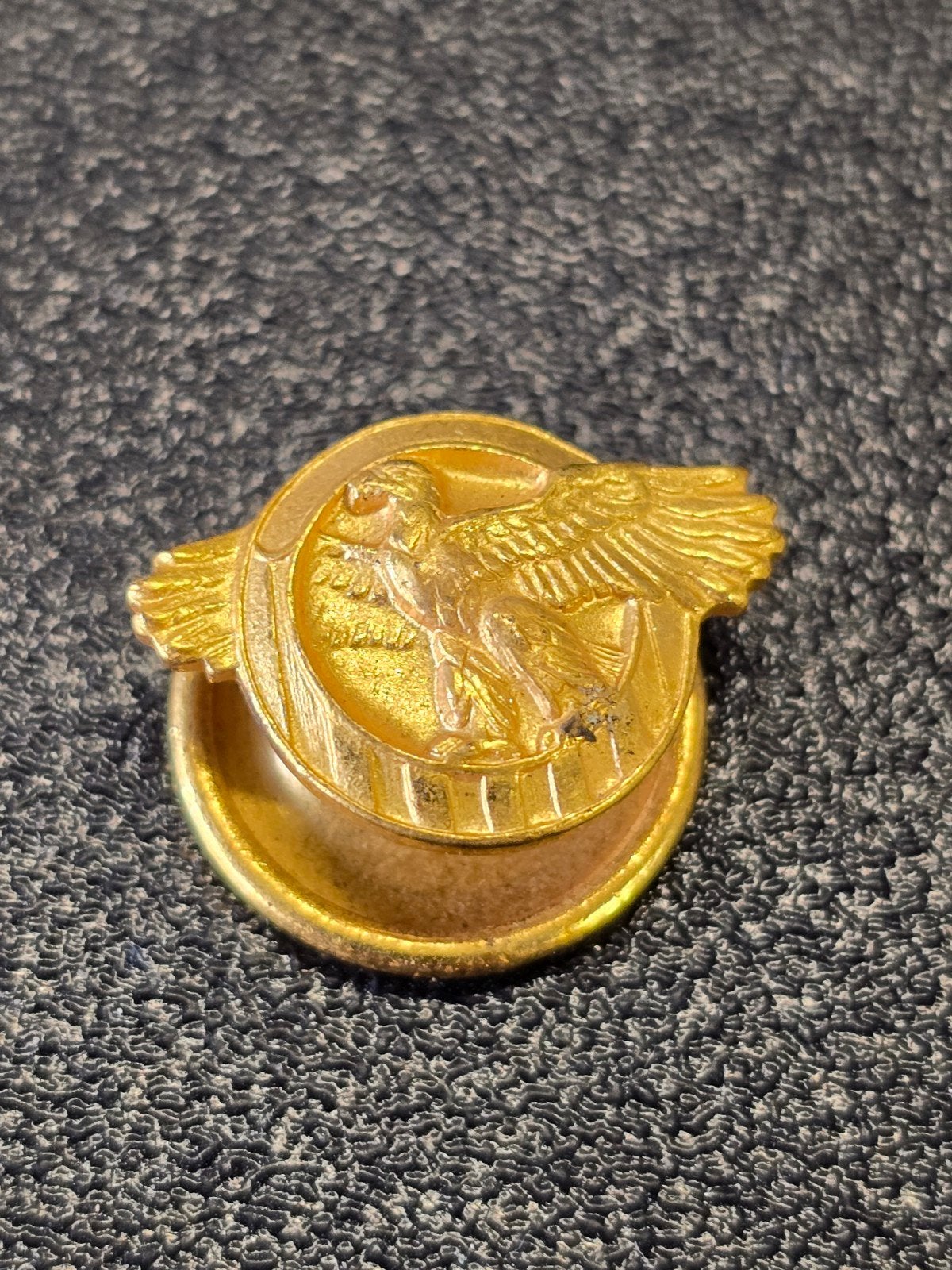 WWII US ruptured duck button, Ophalen of Verzenden, Amerika, Embleem of Badge