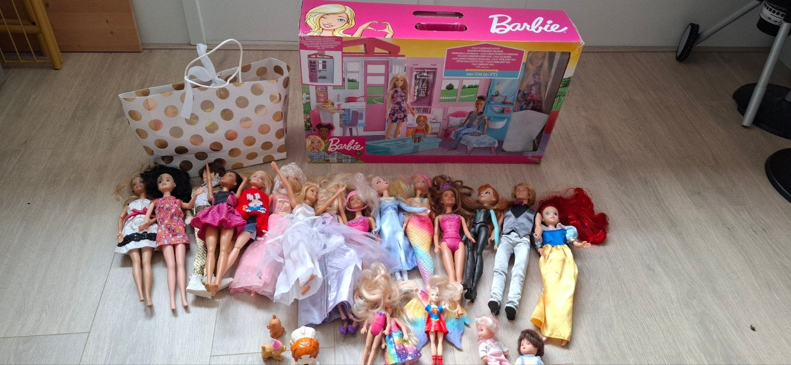 Barbiehuis met veel Barbiepoppen en accessoires, Kinderen en Baby's, Ophalen, Gebruikt, Barbie