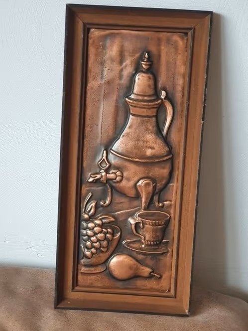 Latoen koper   kraantjeskan fruitschaal kopje peer reliëf., Antiek en Kunst, Ophalen, Koper