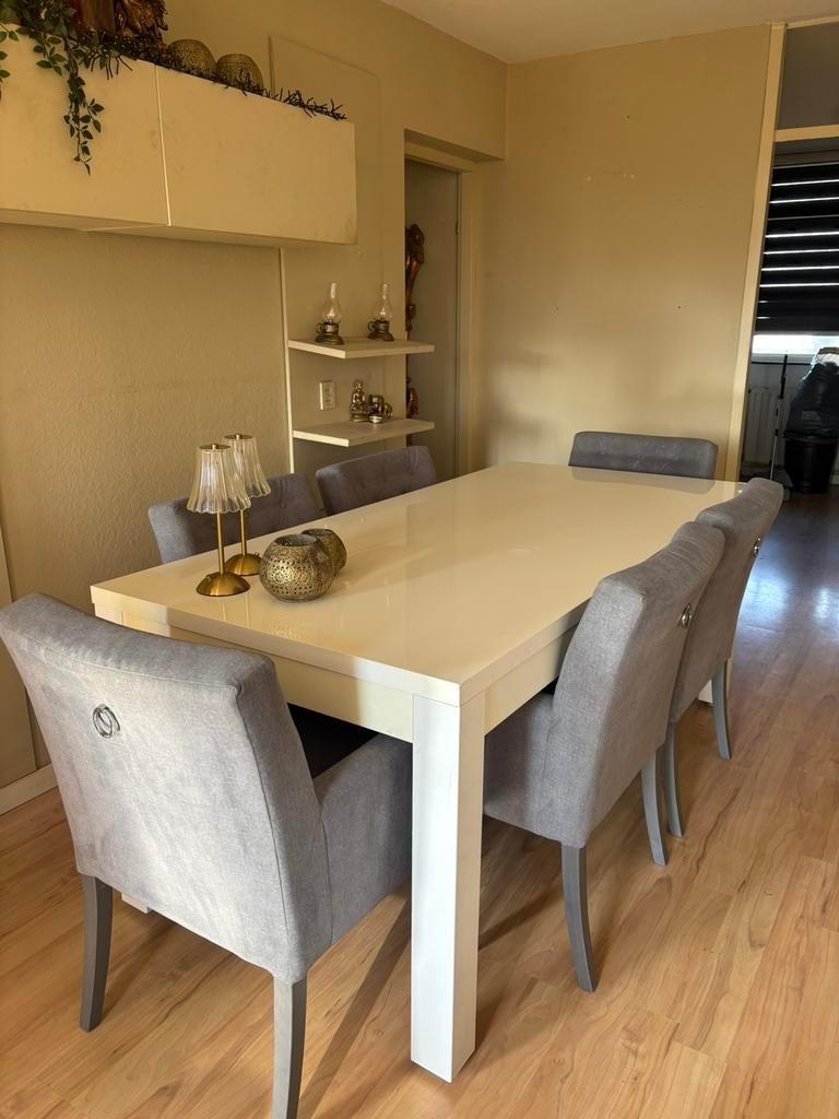 Zgan witte tafel met 6 gecapitonneerde stoelen m armleuning, Ophalen