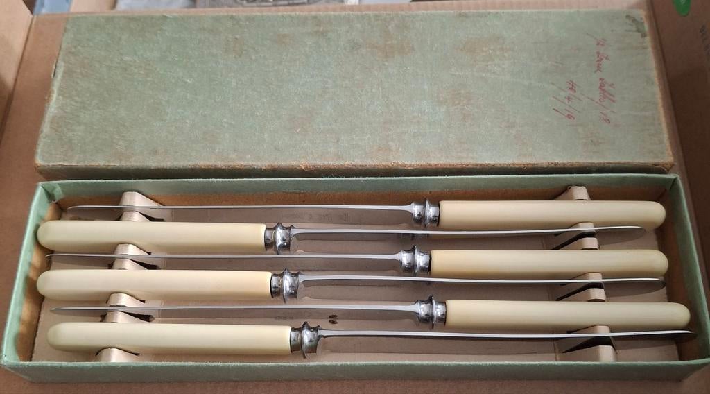 Brood of boter oude messen set...ongebruikt  en !!! Oud, Ophalen of Verzenden
