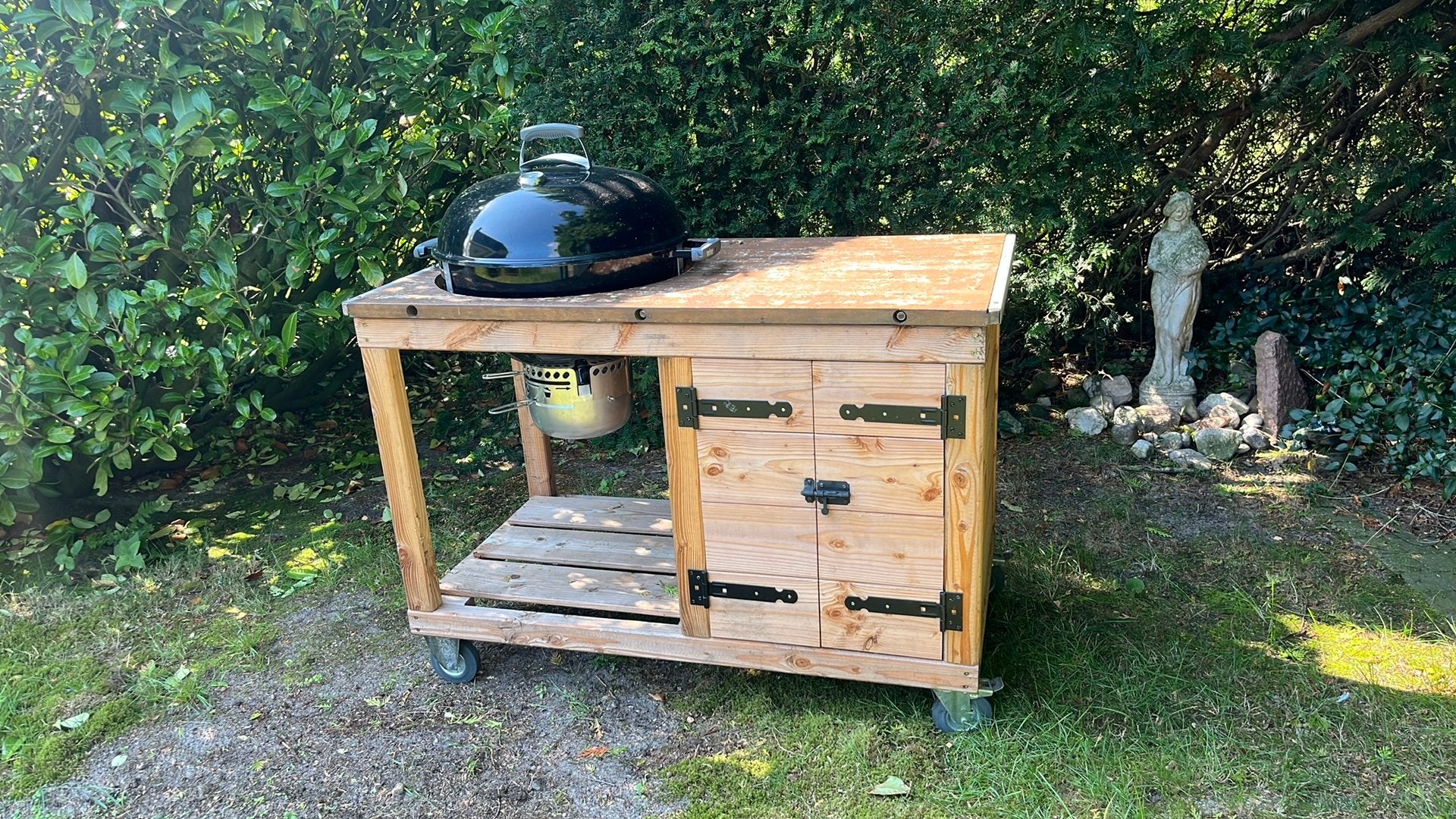 BBQ met verijdbare tafel, Ophalen, Zo goed als nieuw