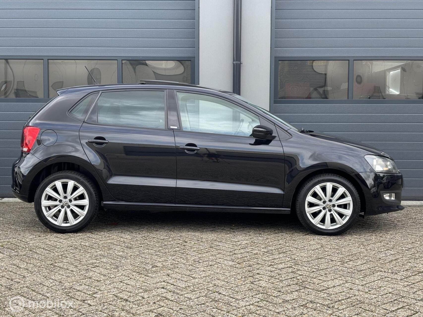 Volkswagen Polo 1.2 TSI Sportieve Style Uitvoering, Voorwielaandrijving, Euro 5, 40 €/maand, Zwart
