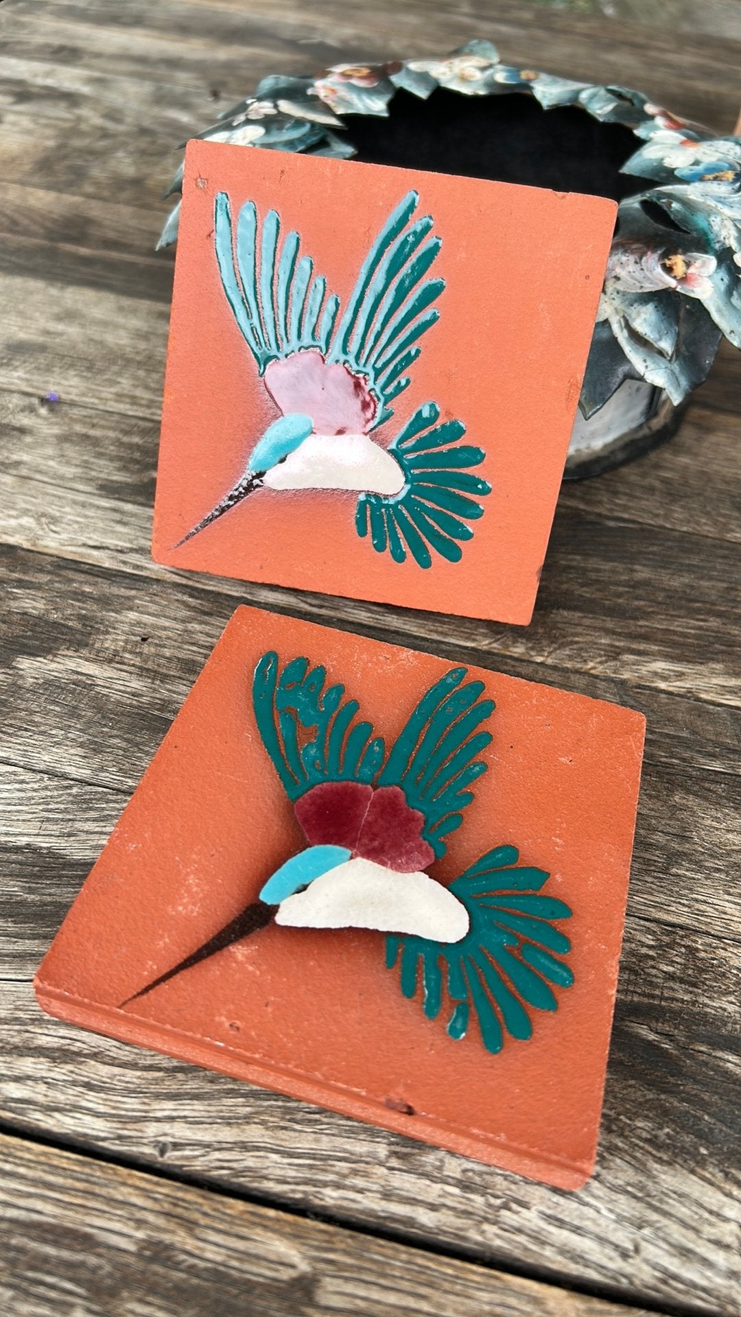 2 terracotta tegeltjes met kolibrie decor in glazuur, Antiek en Kunst, Ophalen of Verzenden