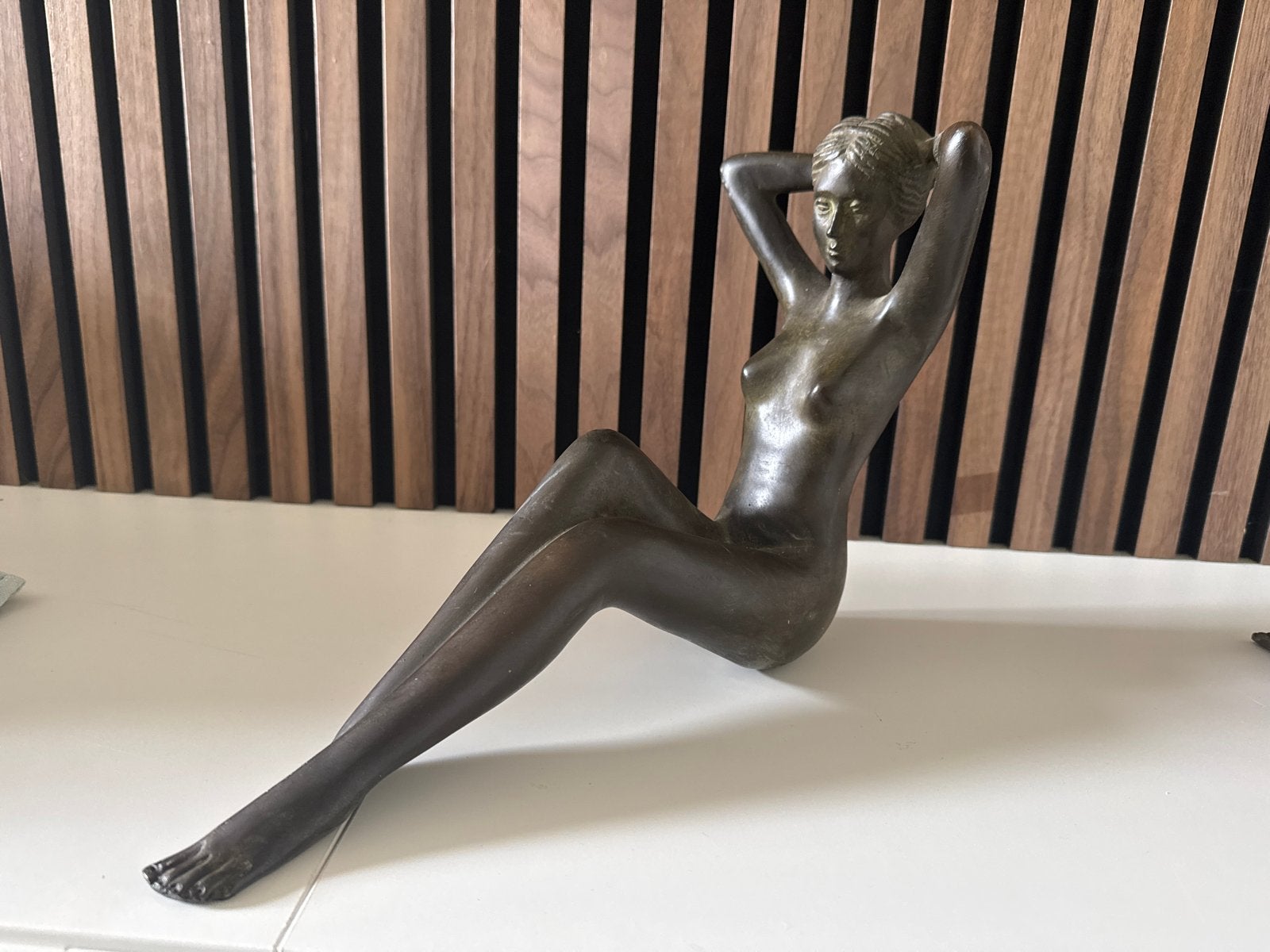 Bronzen beeld van liggende vrouw