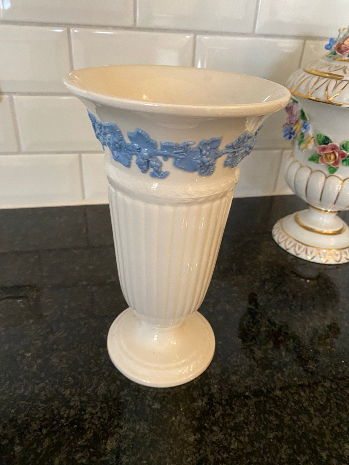 Wedgwood Etruria Barlaston Embossed Queens Ware Vaas, Ophalen