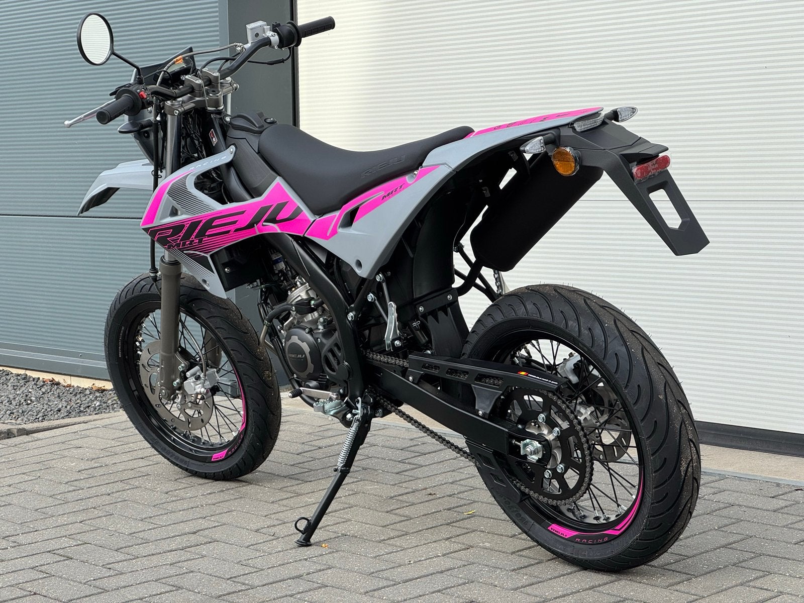 Nieuwe Rieju MRT 50 SM Matt Grey/Pink Euro5+, Fietsen en Brommers, 6 versnellingen, Maximaal 45 km/u, Spanje, Nieuw