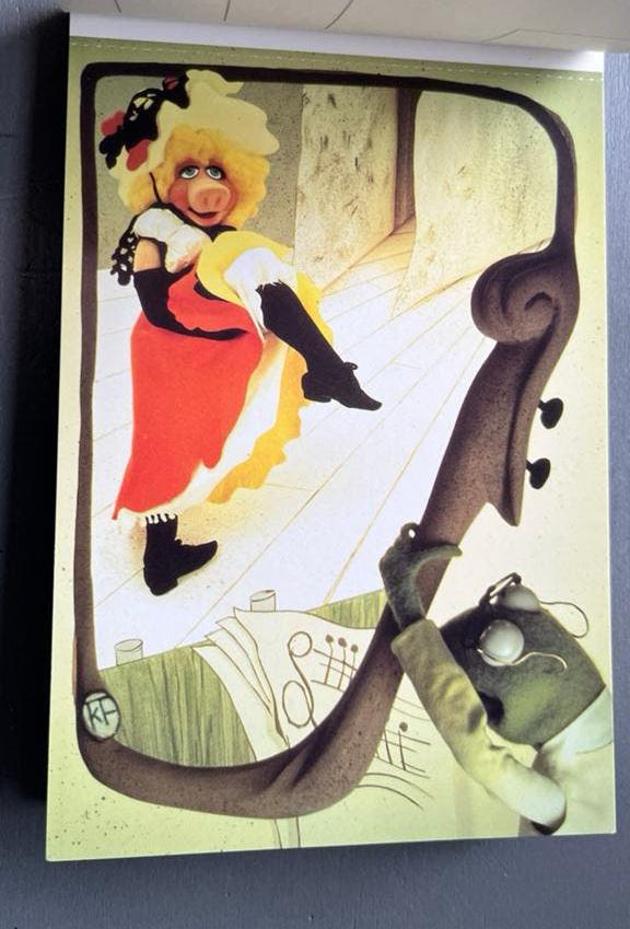 Vintage Ansichtkaart Muppets Miss Piggy La Belle Epigue, Ophalen of Verzenden, 1980 tot heden, Sterren en Beroemdheden