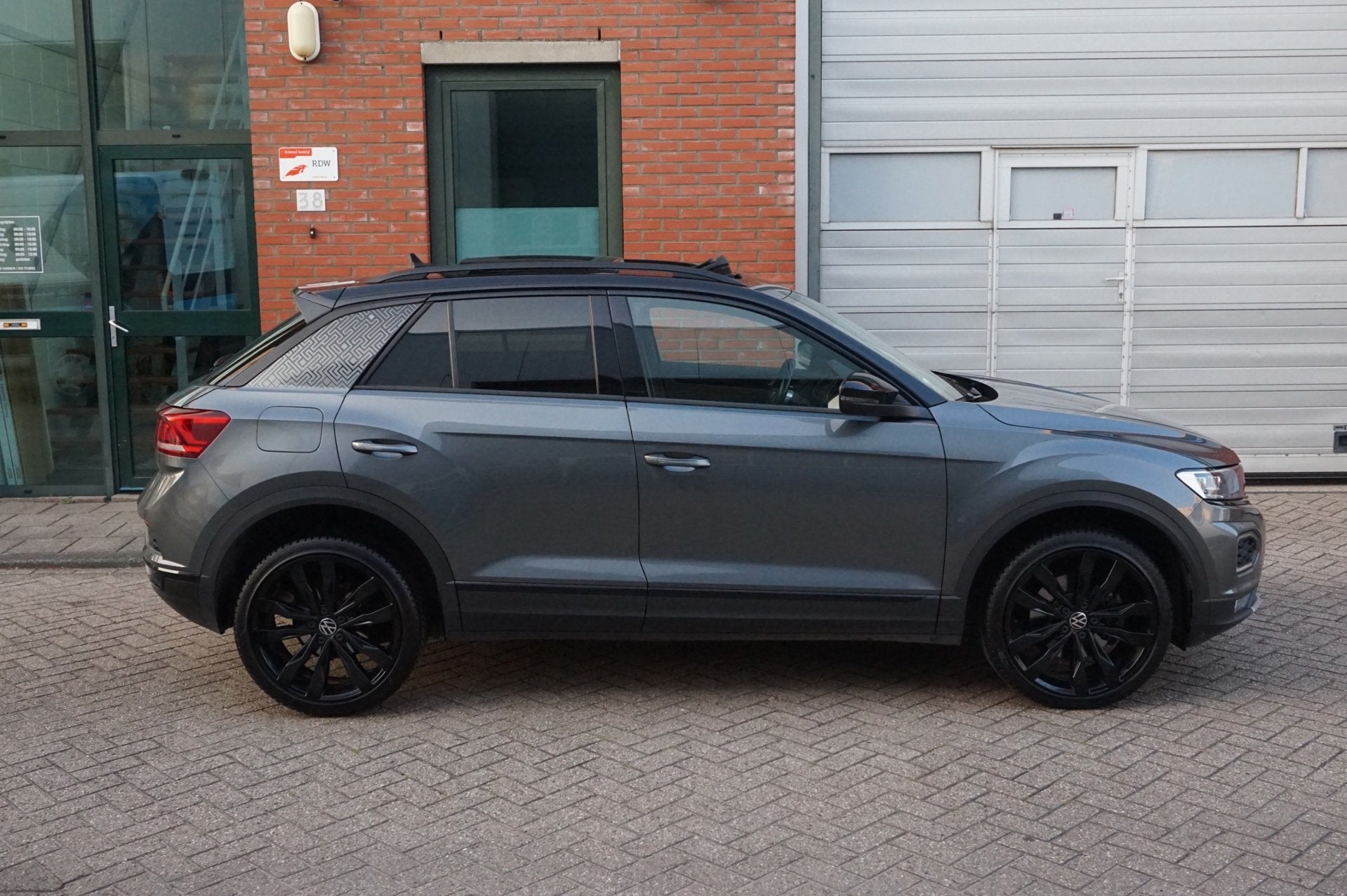 Volkswagen T-Roc 1.5 TSI Sport Pano, Keyless Beats, Auto's, Volkswagen, 4 cilinders, 150 pk, Leder en Stof, Origineel Nederlands