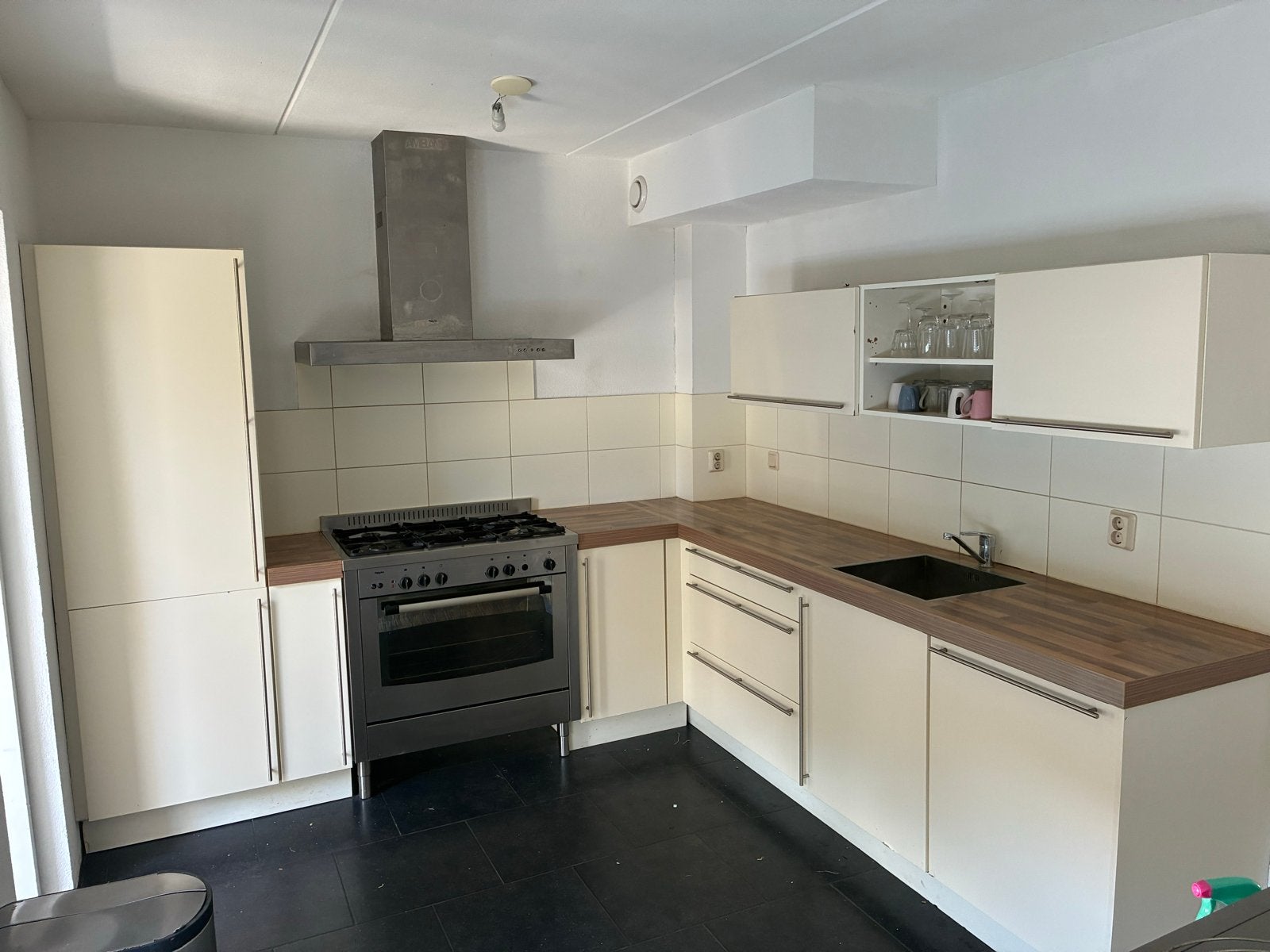Complete hoekkeuken met apparatuur en houten blad, Huis en Inrichting, Keuken | Complete keukens, Ophalen, Gebruikt, Hoekkeuken