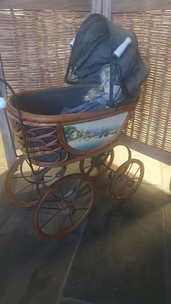 Antieke Friese poppenwagen met pop, Ophalen of Verzenden