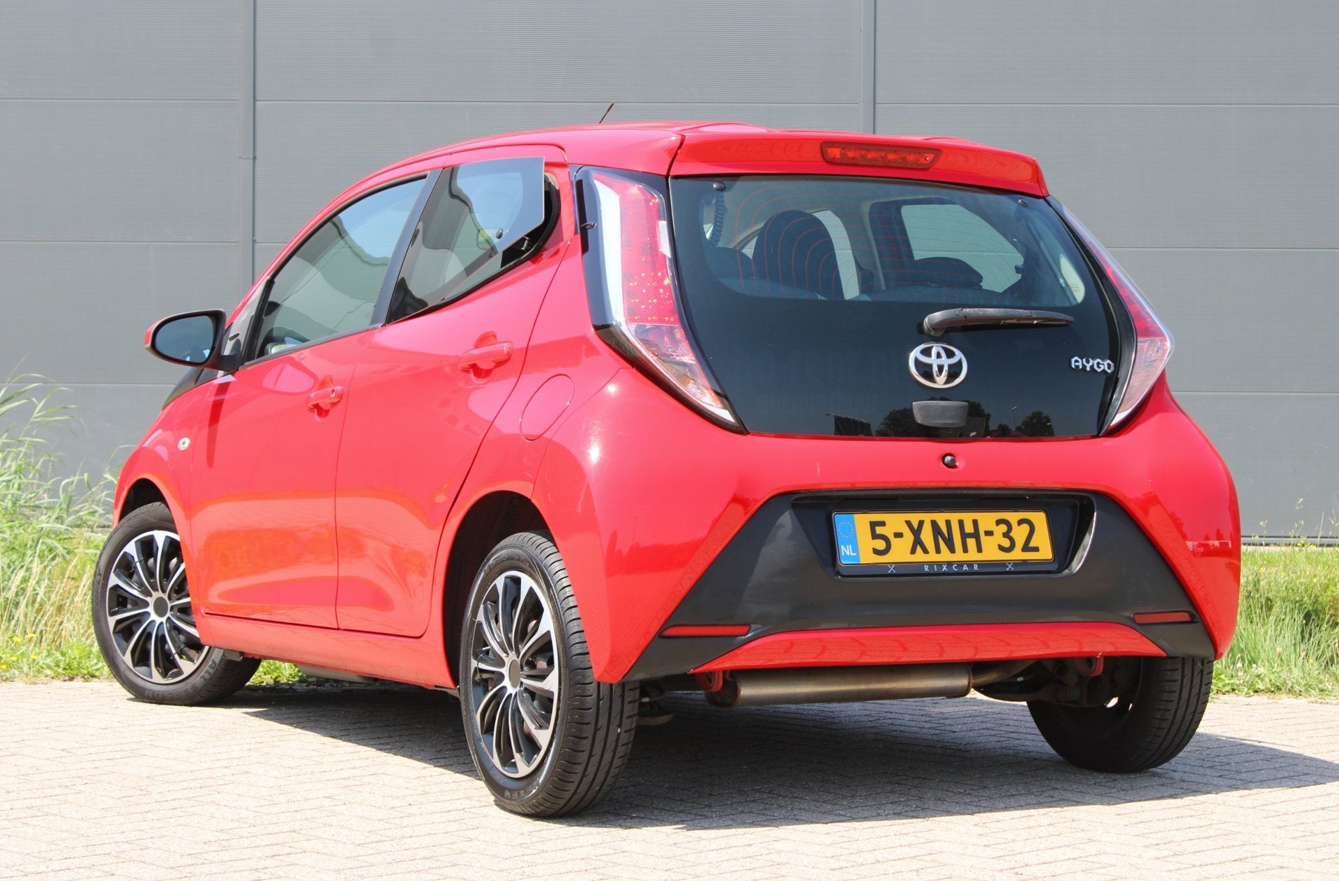Toyota Aygo 1.0 VVT-i x-play Bluetooth AllSeason, Voorwielaandrijving, Euro 5, Stof, Zwart