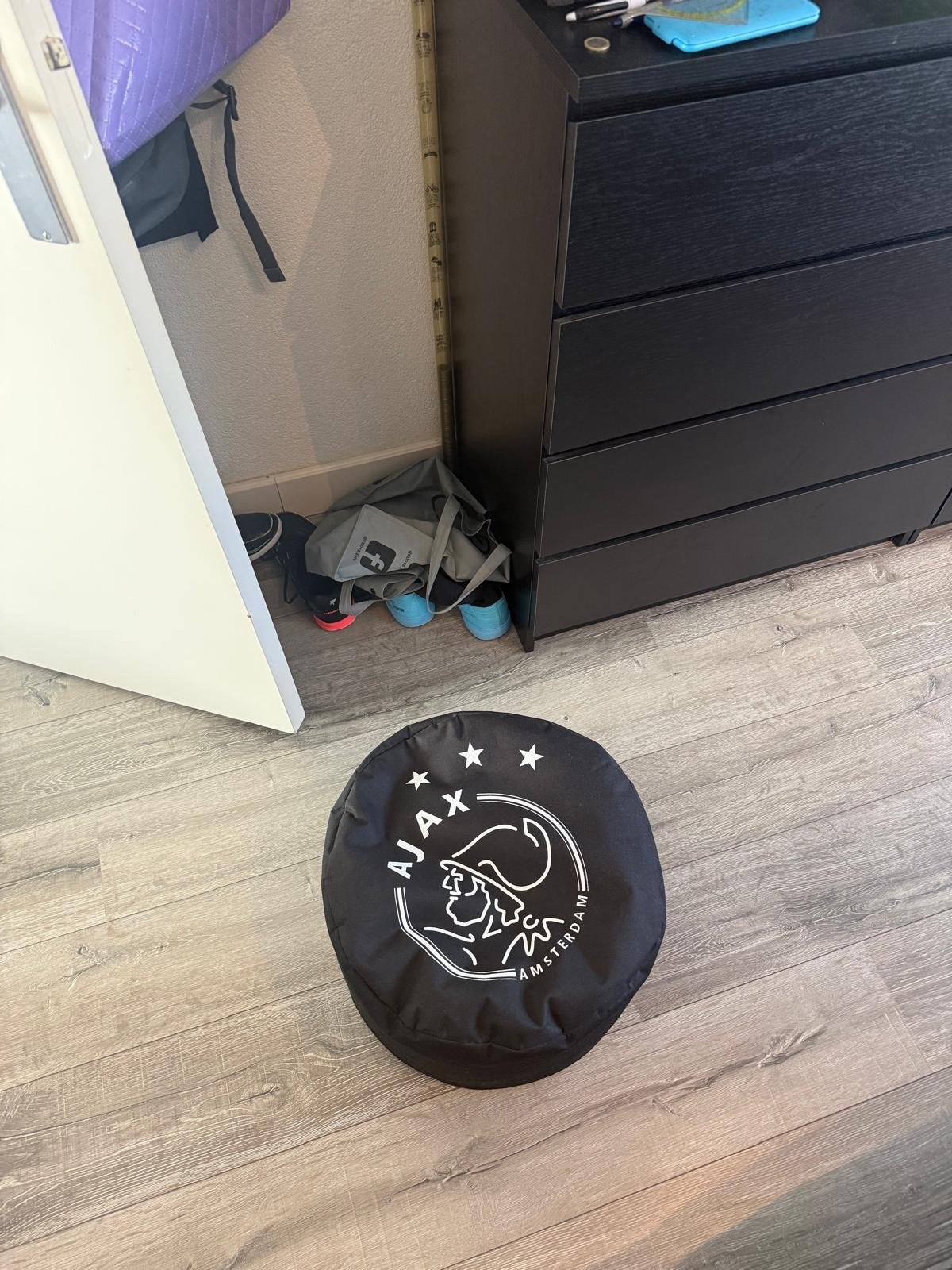 Ajax poef - Zwart met clublogo, Minder dan 50 cm, Gebruikt, Rond, Ophalen of Verzenden