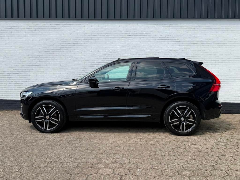 Volvo XC60 Recharge T6 AWD R-Design l PANO l TREKHAAK l 360, Auto's, Gebruikt, Zwart, 1969 cc, Leder en Stof