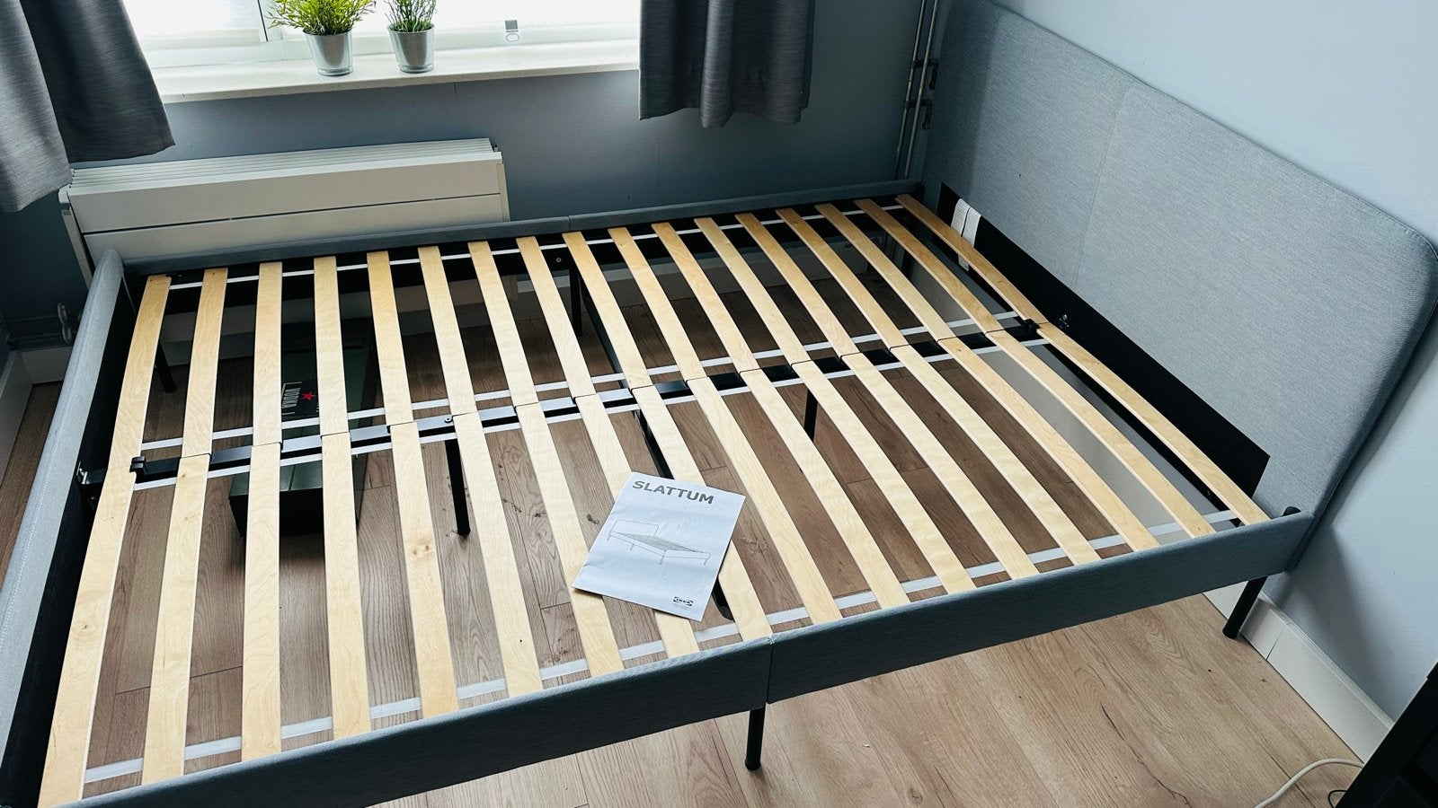 IKEA SLATTUM gestoffeerd bed 140x200 cm, grijs, Ophalen, Tweepersoons, 140 cm, Zo goed als nieuw