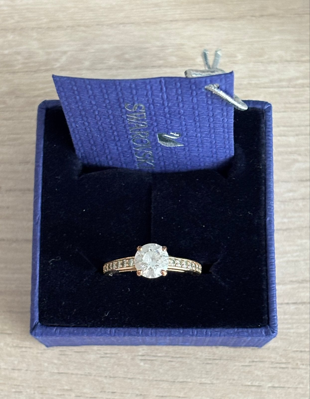 Swarovski Ring Rosé maat 50 - Zo goed als nieuw, Sieraden, Tassen en Uiterlijk, Ringen, Met kristal, Overige materialen, Ophalen of Verzenden