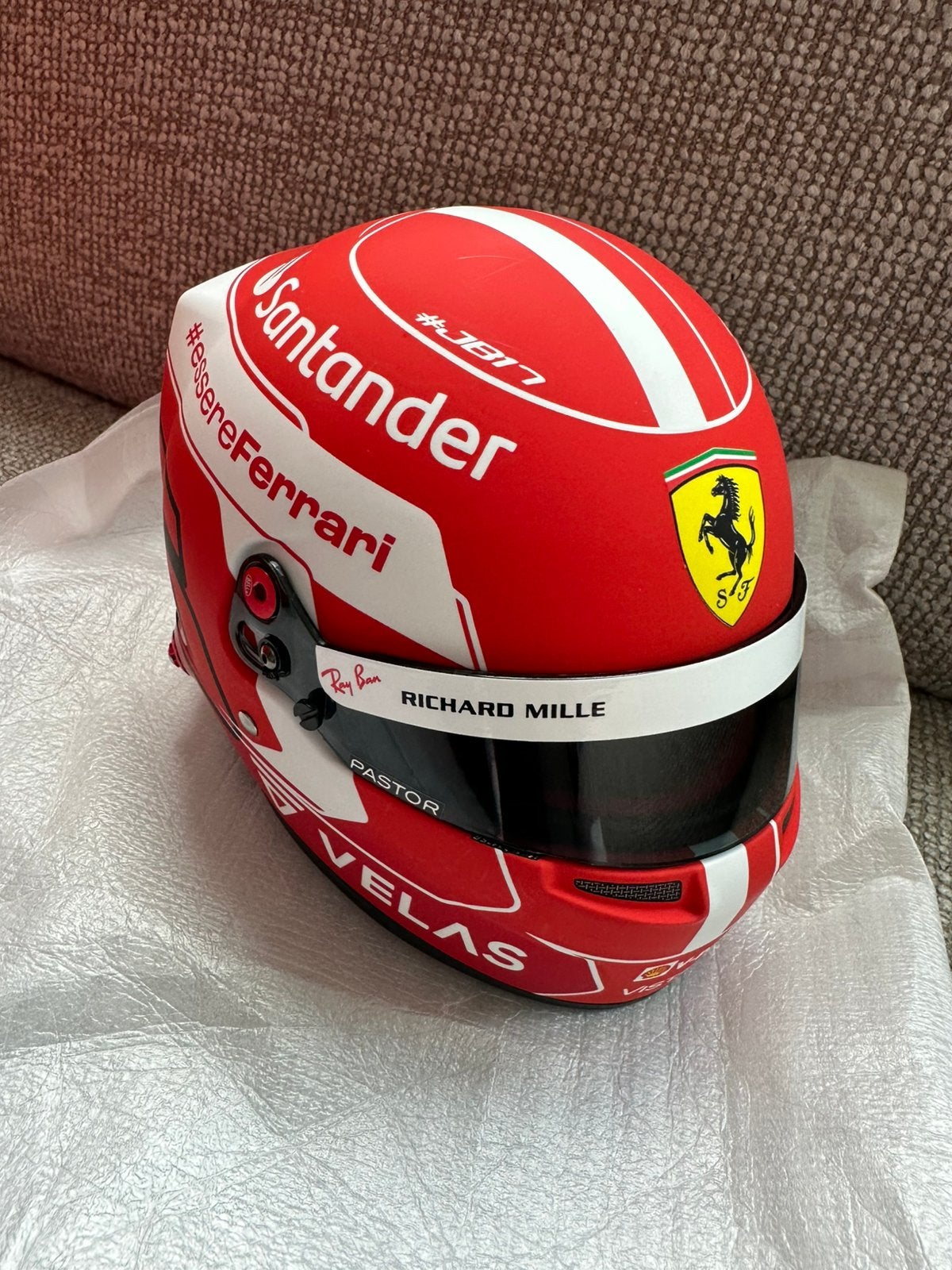 Mini helm Ferrari Formule 1 Charles Leclerc 2022 1:2, Ophalen of Verzenden, Zo goed als nieuw, Formule 1