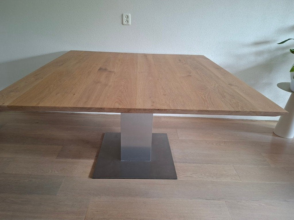 T.e.a.b. Moderne eikenhouten eetkamertafel op RVS kolom, Huis en Inrichting, Tafels | Eettafels, Ophalen, Zo goed als nieuw, Vijf personen of meer