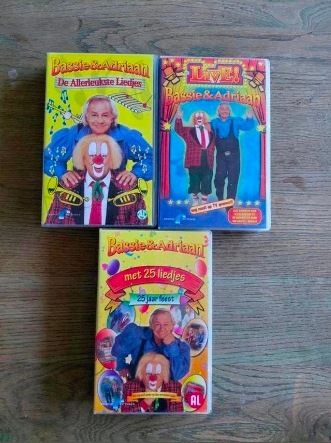 Bassie & Adriaan 25 jaar feest + live + allerleukste liedjes, Cd's en Dvd's, Gebruikt, Kinderprogramma of -film, VHS, Ophalen of Verzenden