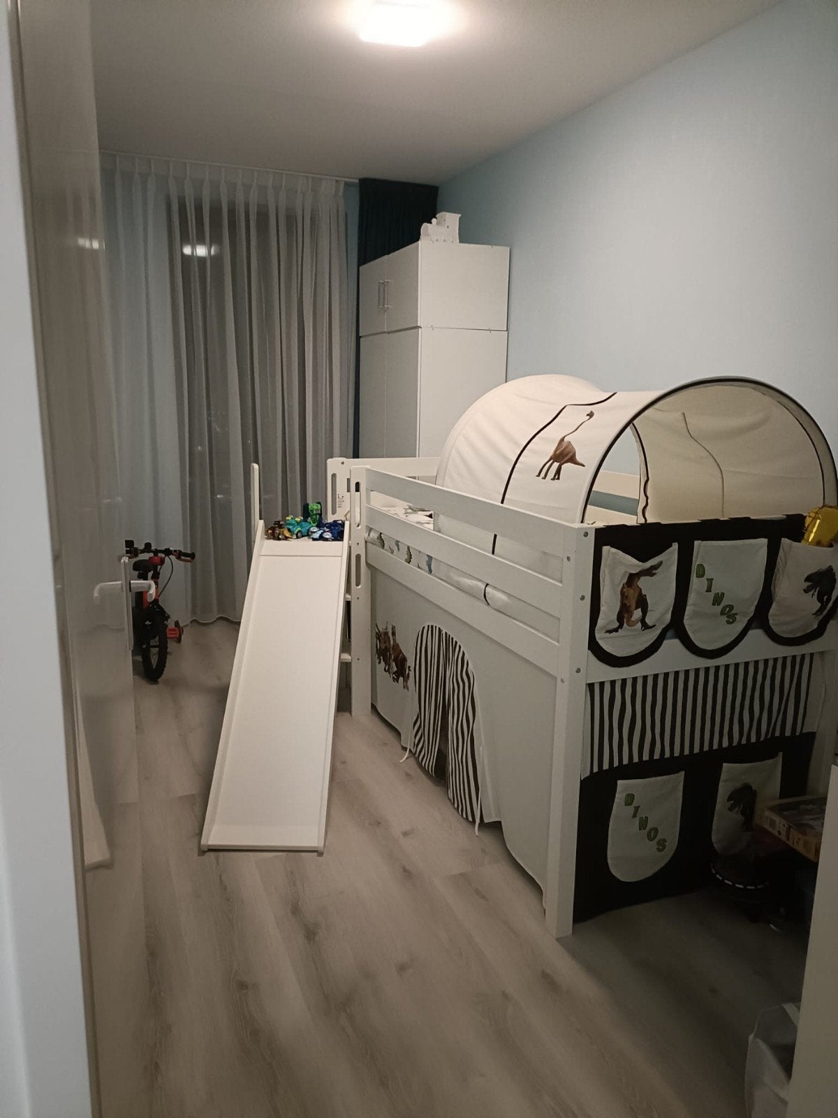 HALFHOOGSLAPER 90x200 MET GLIJBAAN, DINO TENT EN MATRAS, Ophalen, Zo goed als nieuw, Halfhoogslaper