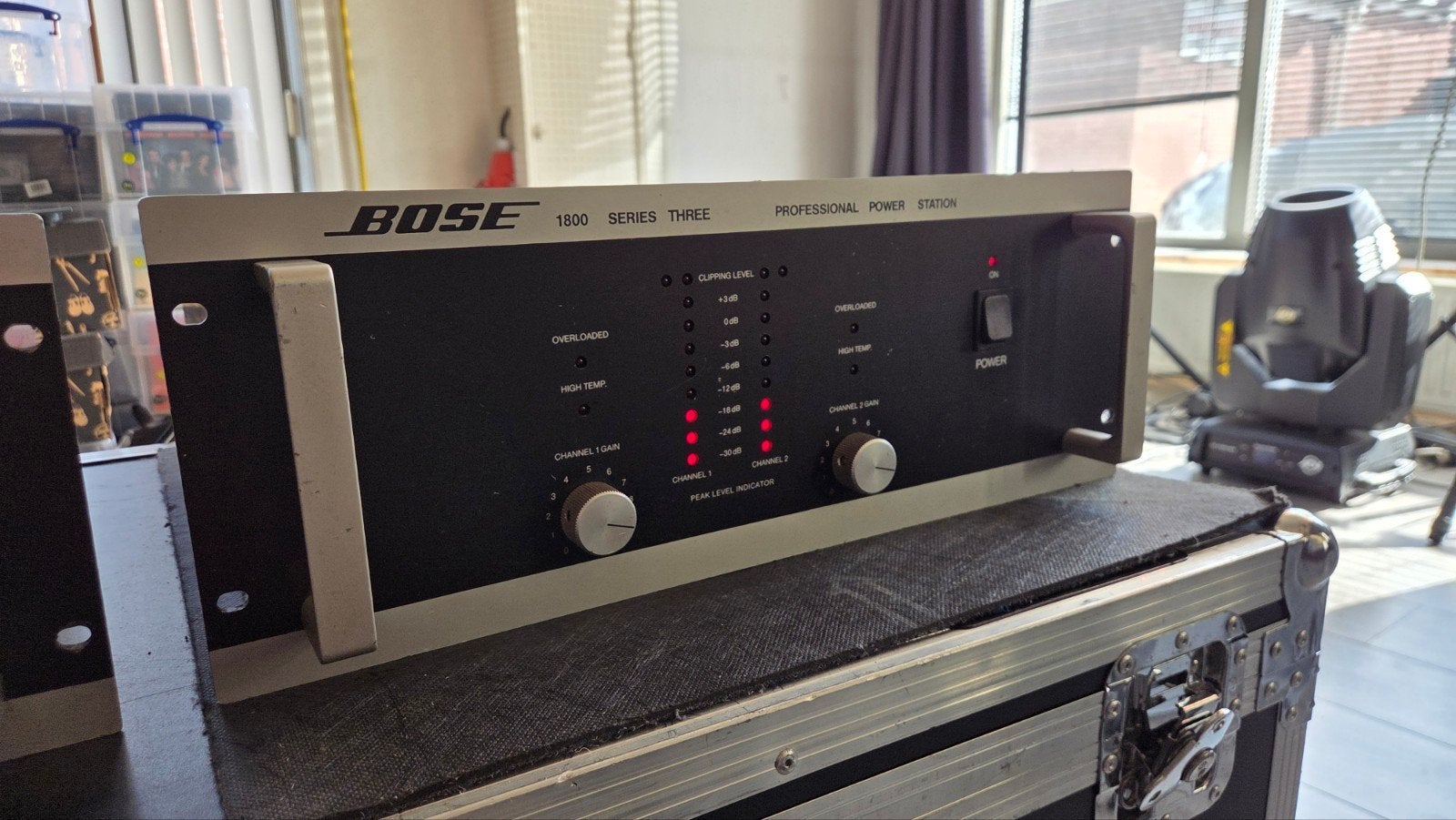 2x Bose 1800 Series III eindversterker  €250 per stuk, Ophalen, Minder dan 500 watt