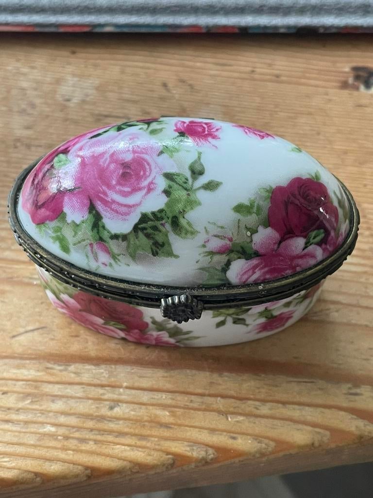 Mooi porseleinen ovaal sieraden doosje van Kromer met rozen., Verzenden, Zo goed als nieuw