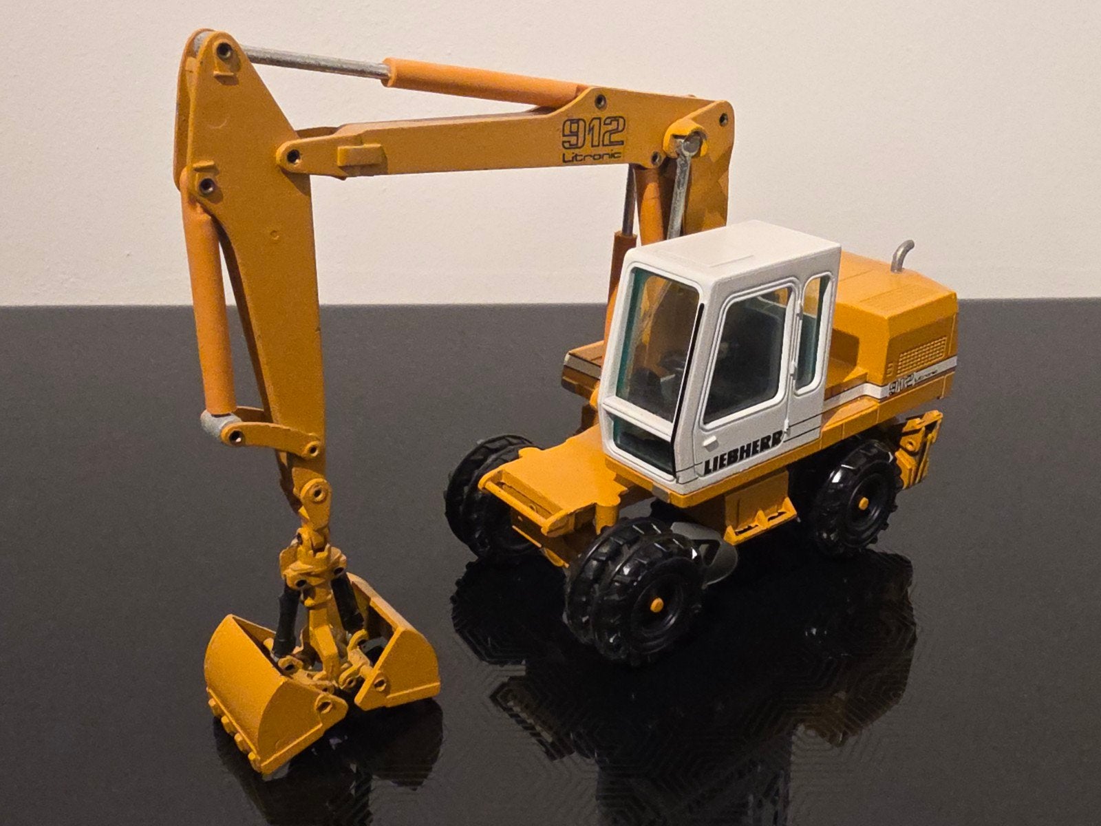 Liebherr A 912 Litronic 1:50 Conrad 2830, Ophalen of Verzenden, Zo goed als nieuw, Hijskraan, Tractor of Landbouw, Conrad