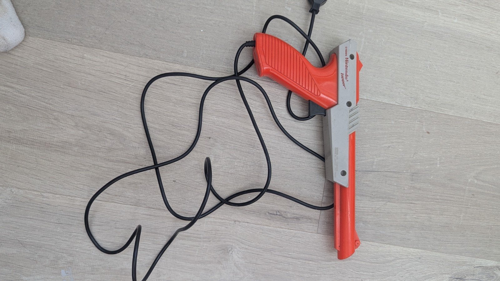 Nintendo nes zapper pistool, Ophalen of Verzenden, Gebruikt, Met 2 controllers