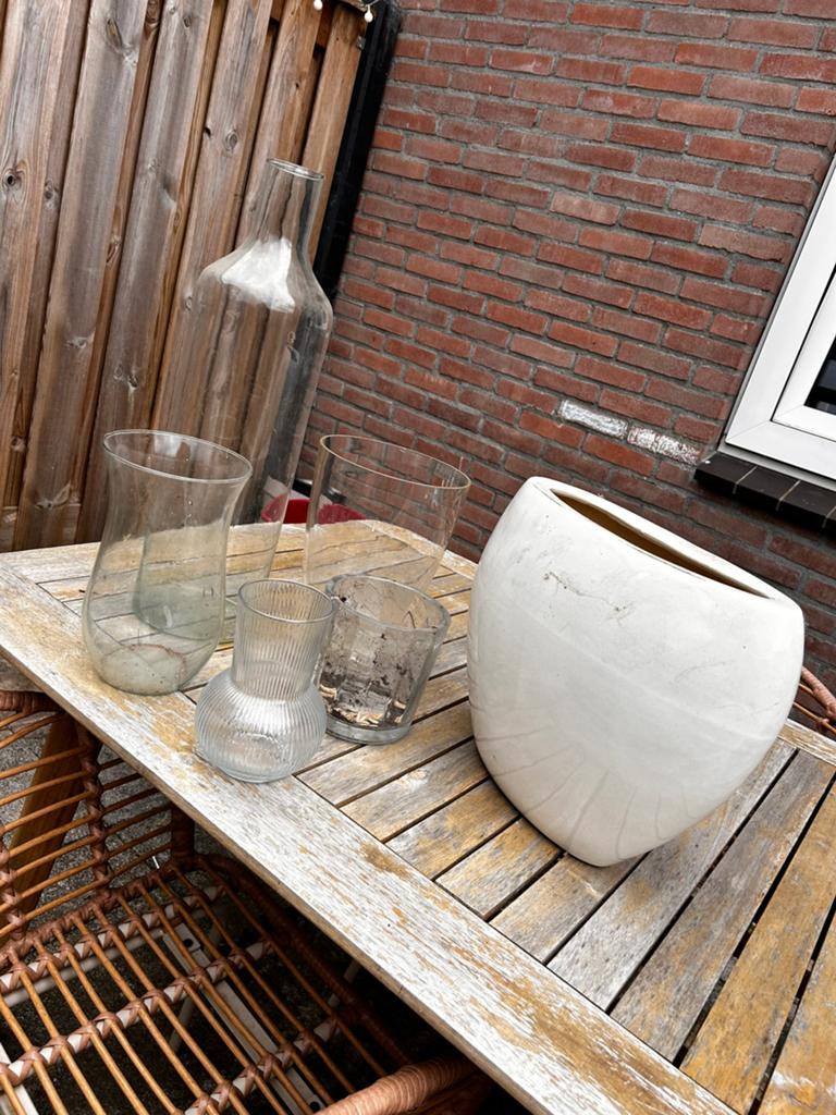 Diverse glazen vazen en potten, Ophalen