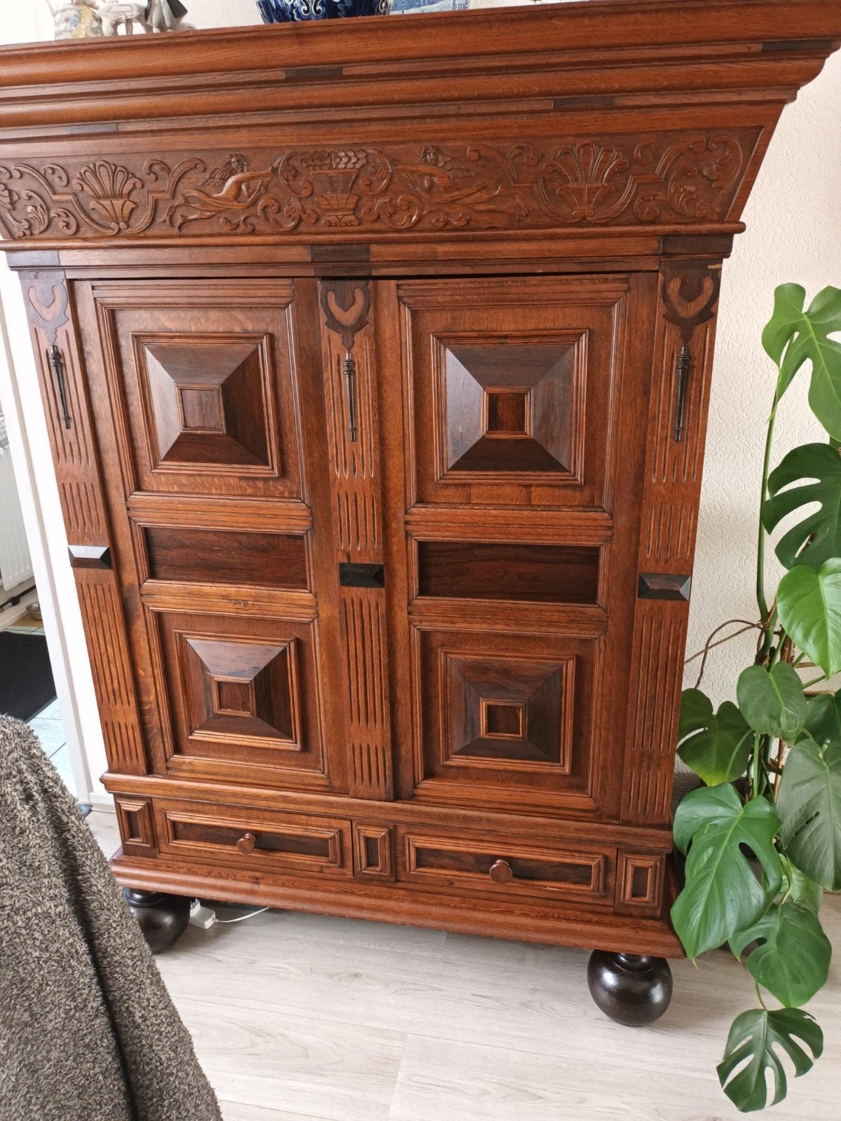 Antieke Eikenhouten Kast met Rijk Snijwerk, Ophalen
