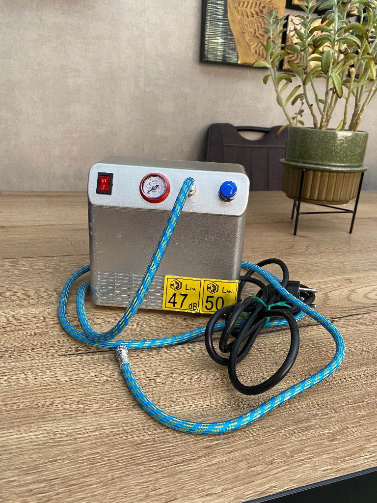 Mini compressor voor airbrush, Ophalen of Verzenden, Gebruikt, Airbrush en Toebehoren