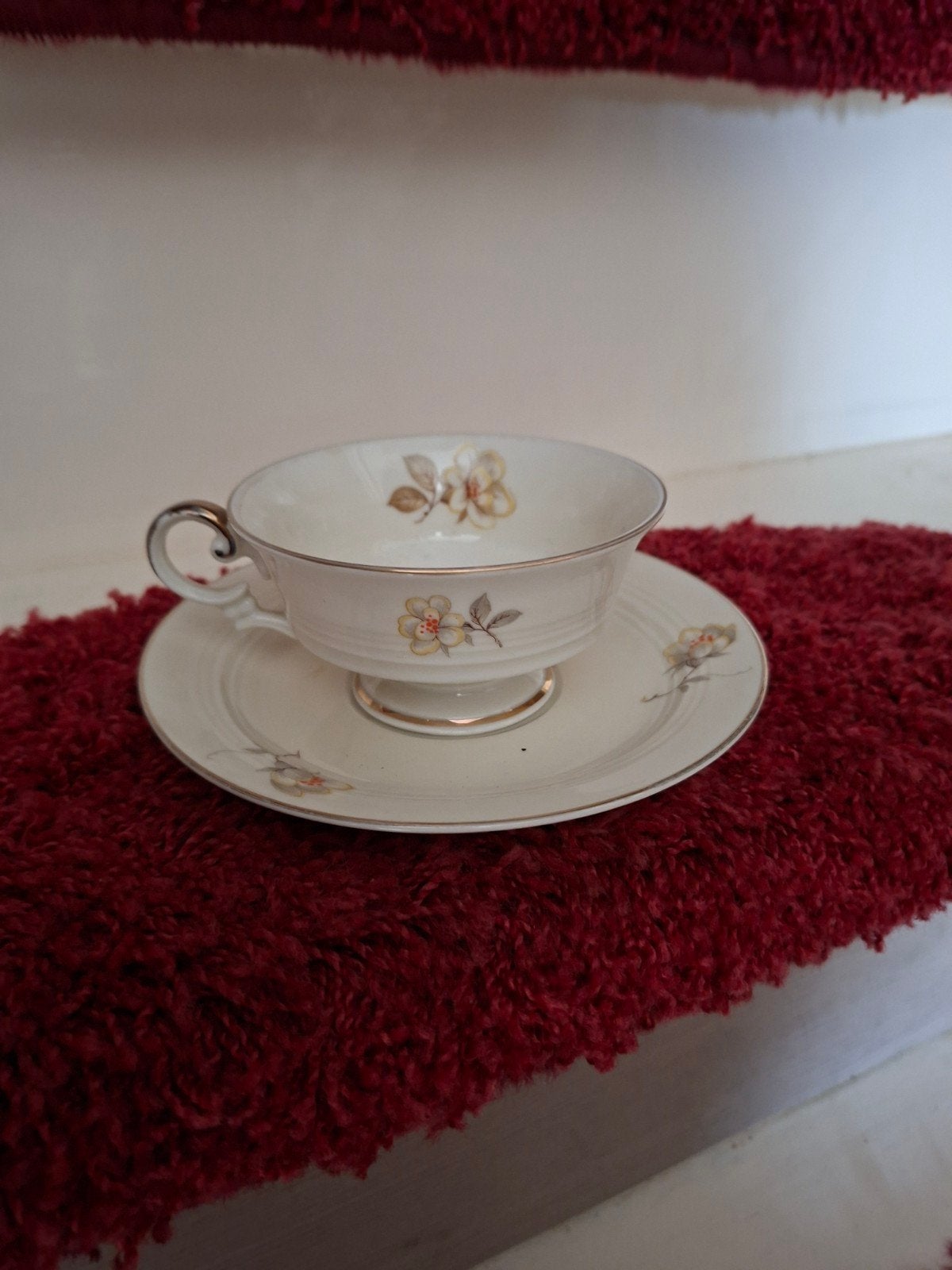 Vintage theekopje met schotel - bloemmotief, Antiek en Kunst, Ophalen