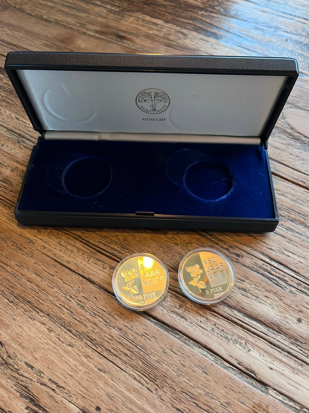 Set van 2 herdenkingsmunten '850 Jaar Vries' met hoesje, Ophalen of Verzenden, Koningin Beatrix, Overige waardes, Setje