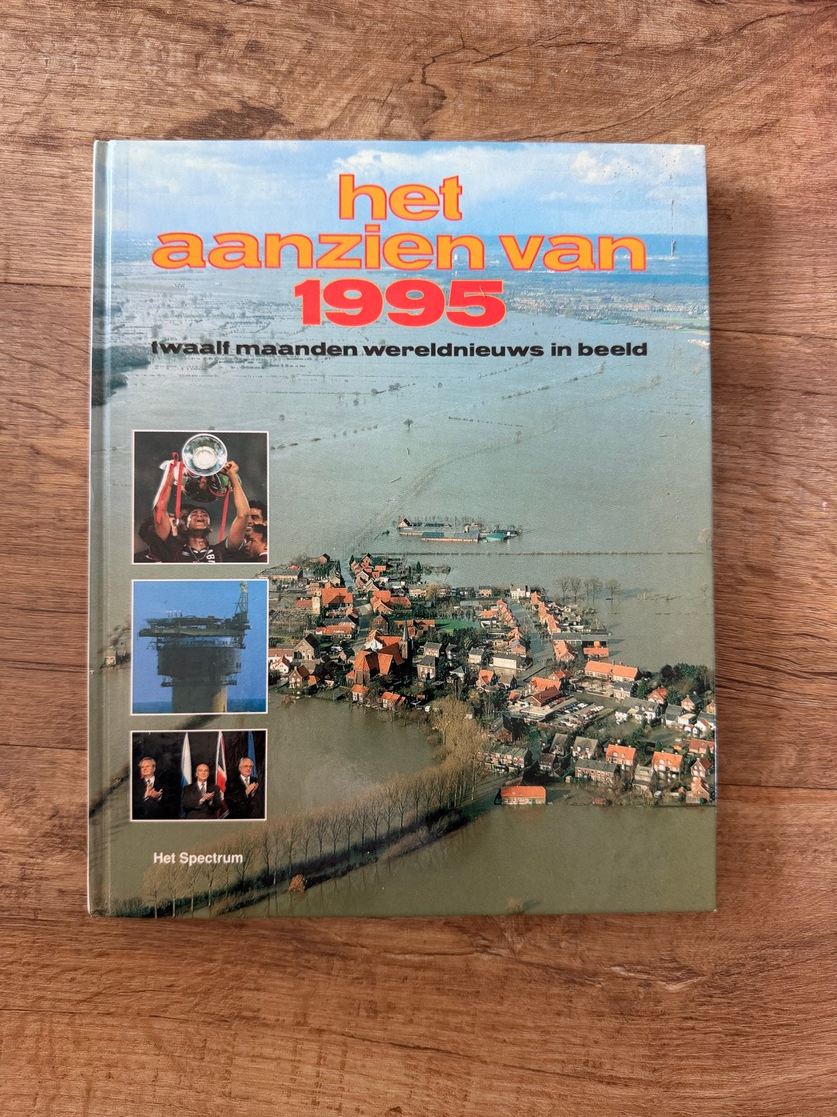 Het Aanzien van 1995: Twaalf maanden wereldnieuws in beeld, Ophalen of Verzenden, Zo goed als nieuw