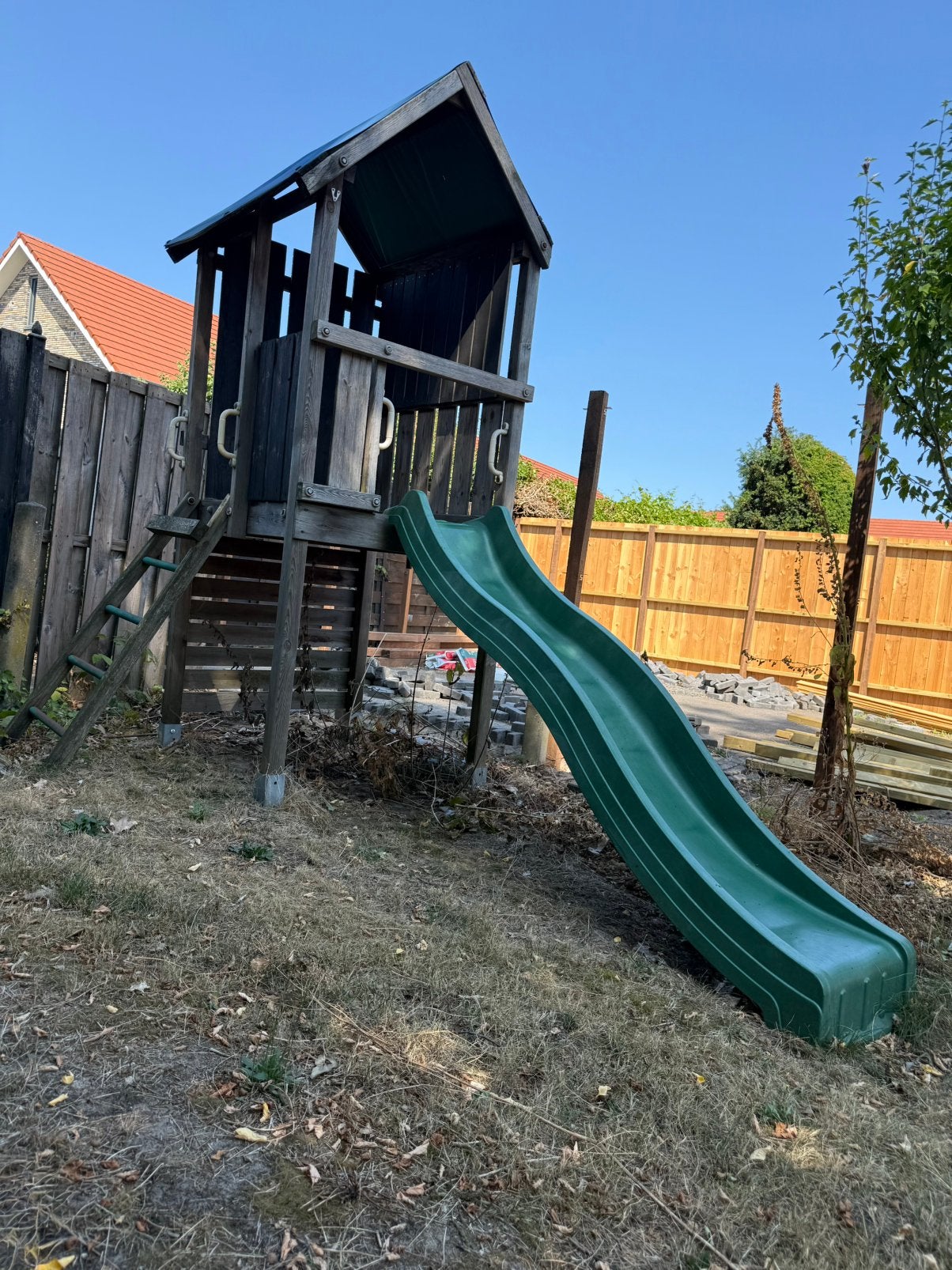 Houten speelhuisje met glijbaan - Goede staat, Kinderen en Baby's, Speelgoed | Buiten | Speeltoestellen, Ophalen, Gebruikt, Glijbaan