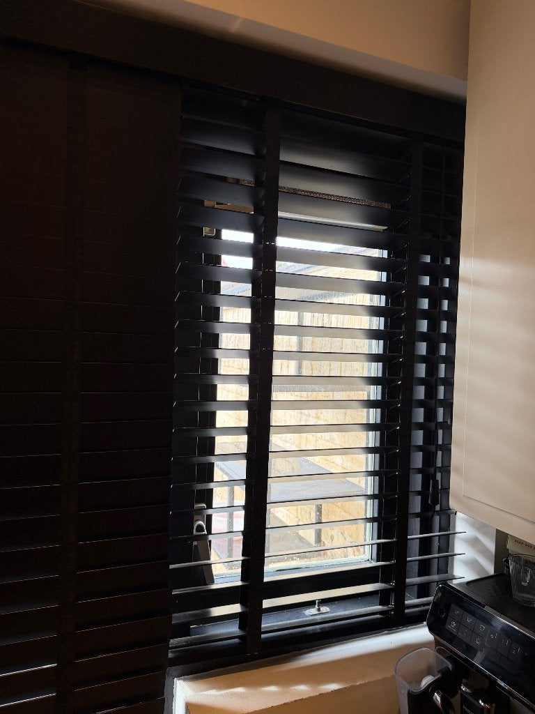 Foto 4 van 7x zwarte Houten jaloezieën te koop verschillende  maten.