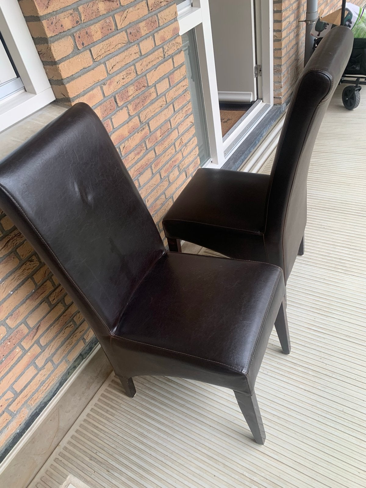 2 Bruine Eettafelstoelen - 1 Meter Hoog, Huis en Inrichting, Ophalen, Gebruikt, Bruin, Twee
