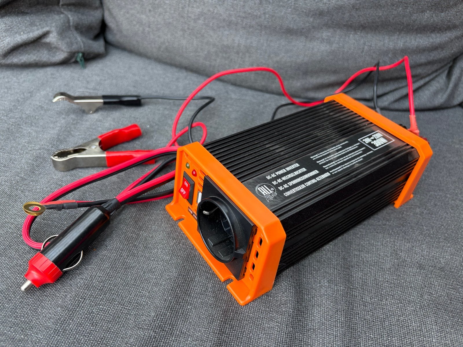 12V-230V Omvormer 300W - Ideaal voor onderweg, Ophalen of Verzenden, Zo goed als nieuw