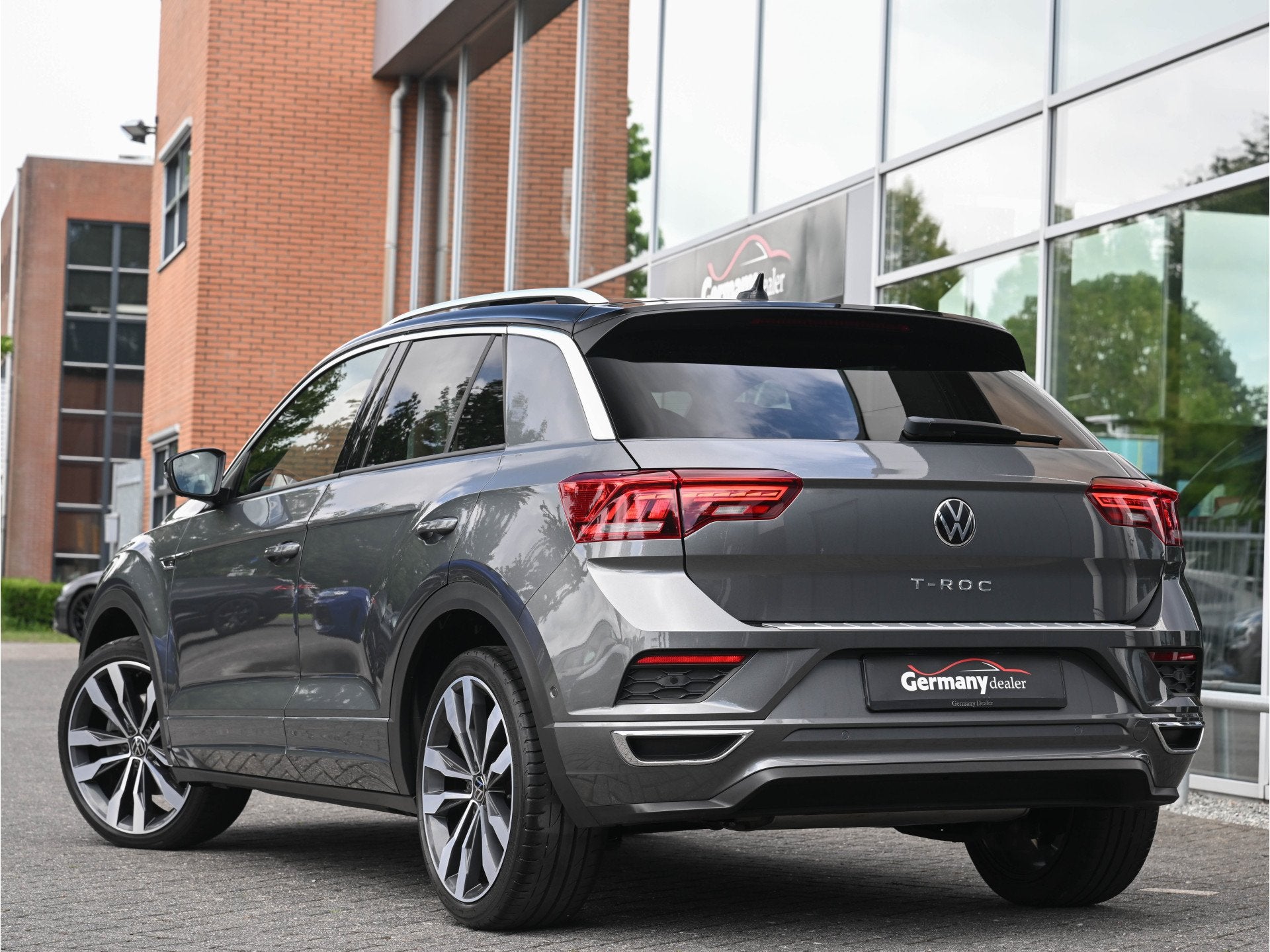 Volkswagen T-Roc 1.5TSI 150pk R-Line Pano Trekh LED 19-Inch, Auto's, Volkswagen, 4 cilinders, Bedrijf, Grijs, Zilver of Grijs