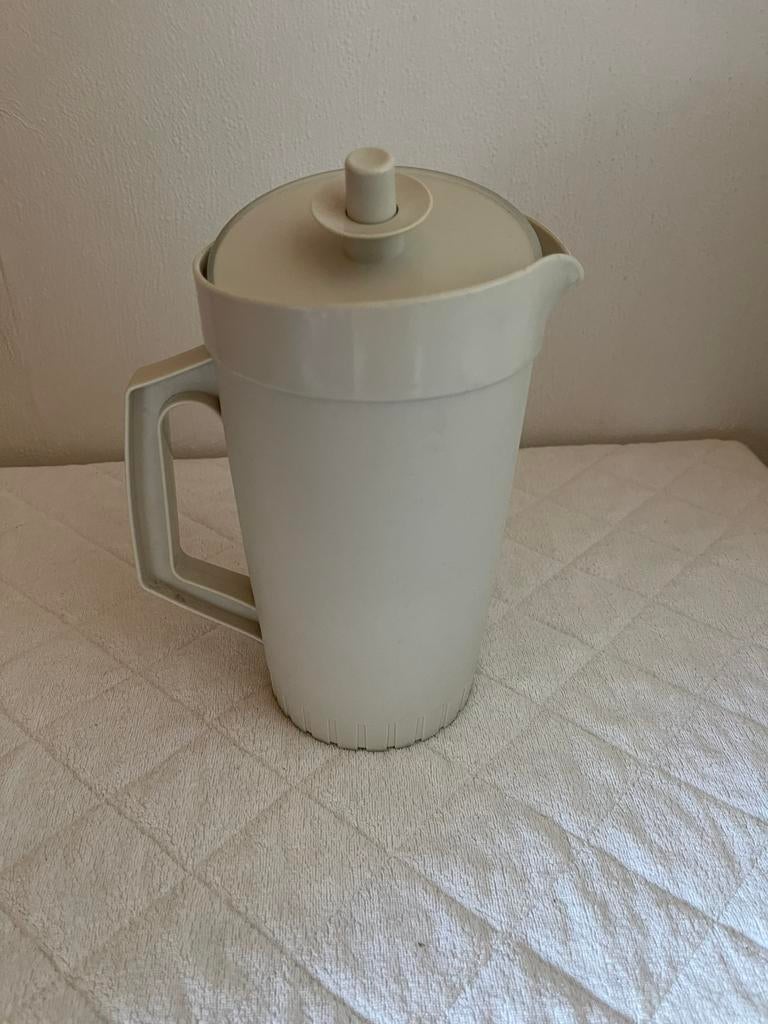 Schenkkan , sapjeskan Tupperware 1,2  liter, Huis en Inrichting, Ophalen of Verzenden, Gebruikt, Crème