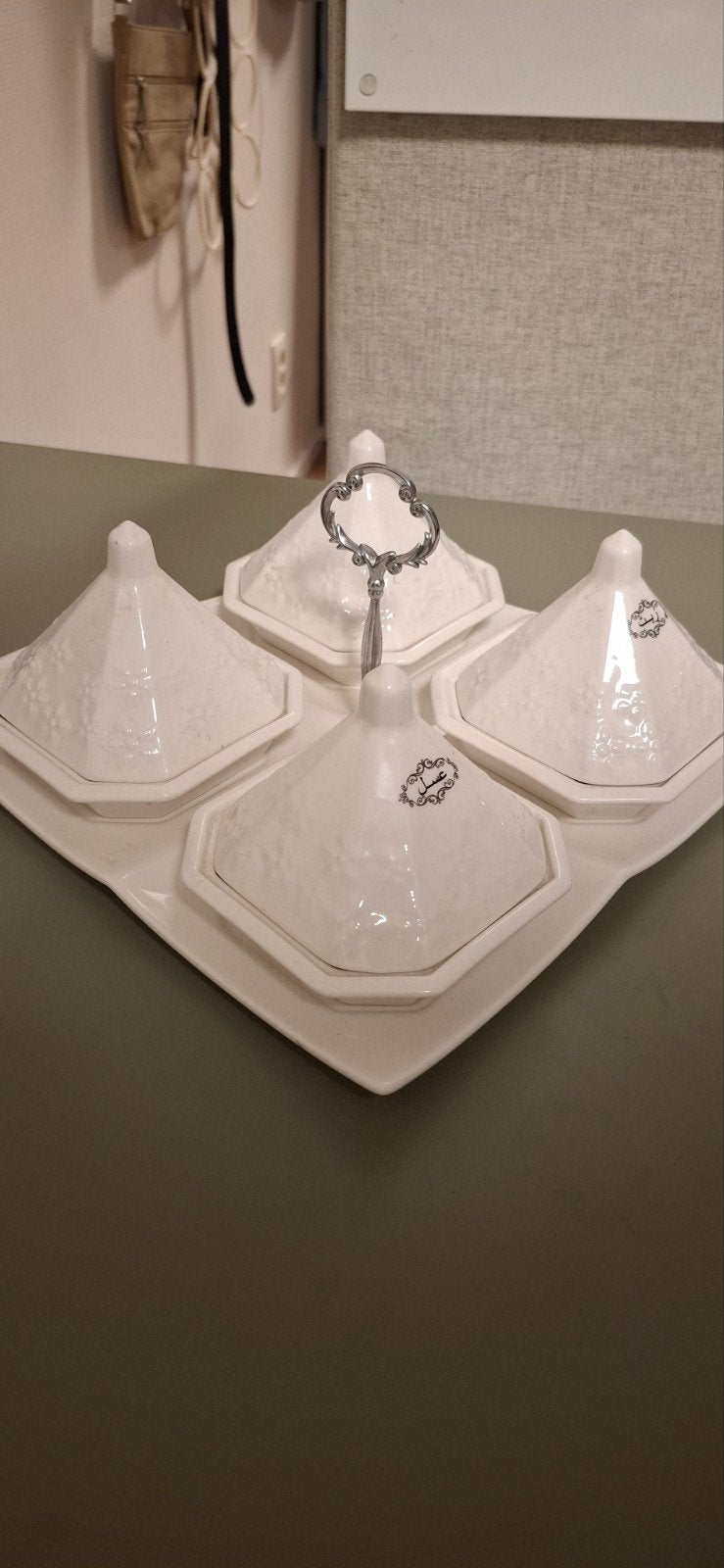 Elegant porseleinen serveerschaal met deksels, Ophalen of Verzenden
