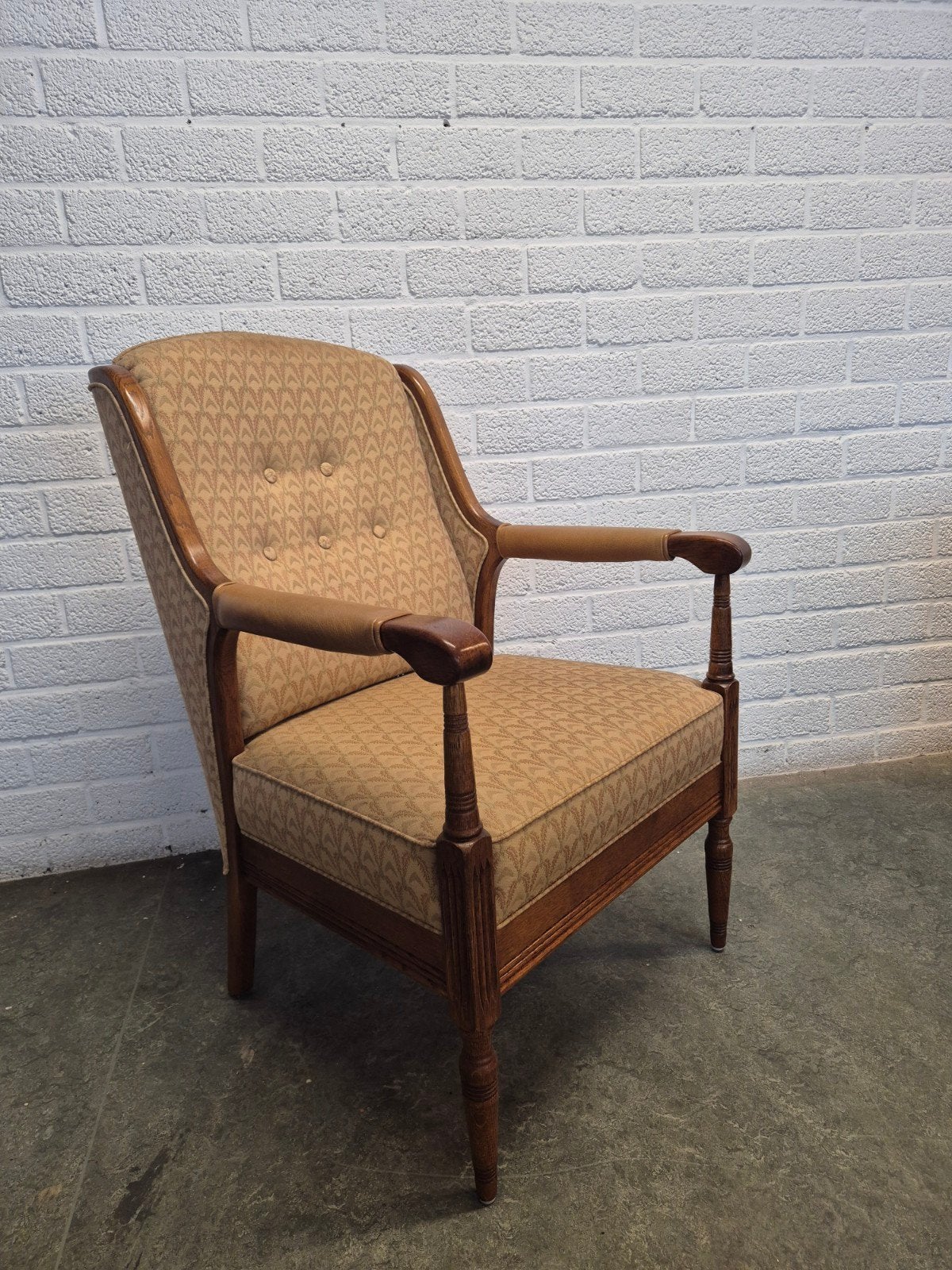 Comfortabele fauteuil met lederen armleuning, Ophalen