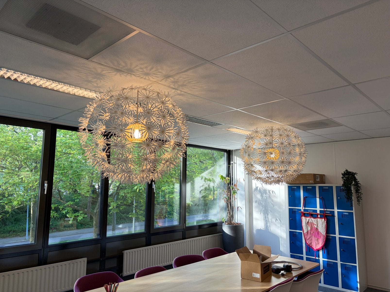Grote Witte Hanglampen - (2 stuks), Ophalen, Zo goed als nieuw, Kunststof, 75 cm of meer