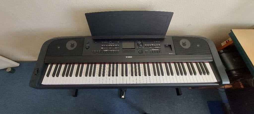 Yamaha DGX 670 met L300B stand, Muziek en Instrumenten, Ophalen, Zwart, Digitaal, Zo goed als nieuw