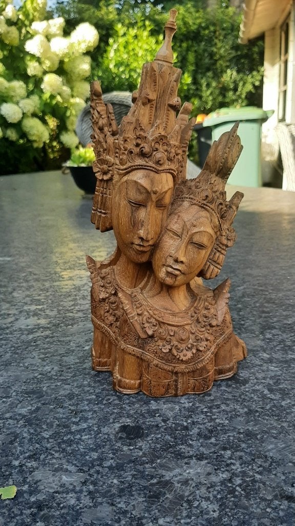 Indonesische houten snijwerk, Ophalen